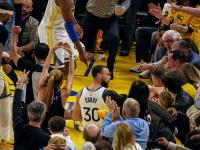 黑白体育-包含库里回归赛场，惊险取胜首场状态亮眼，独行侠观众沸腾！的词条