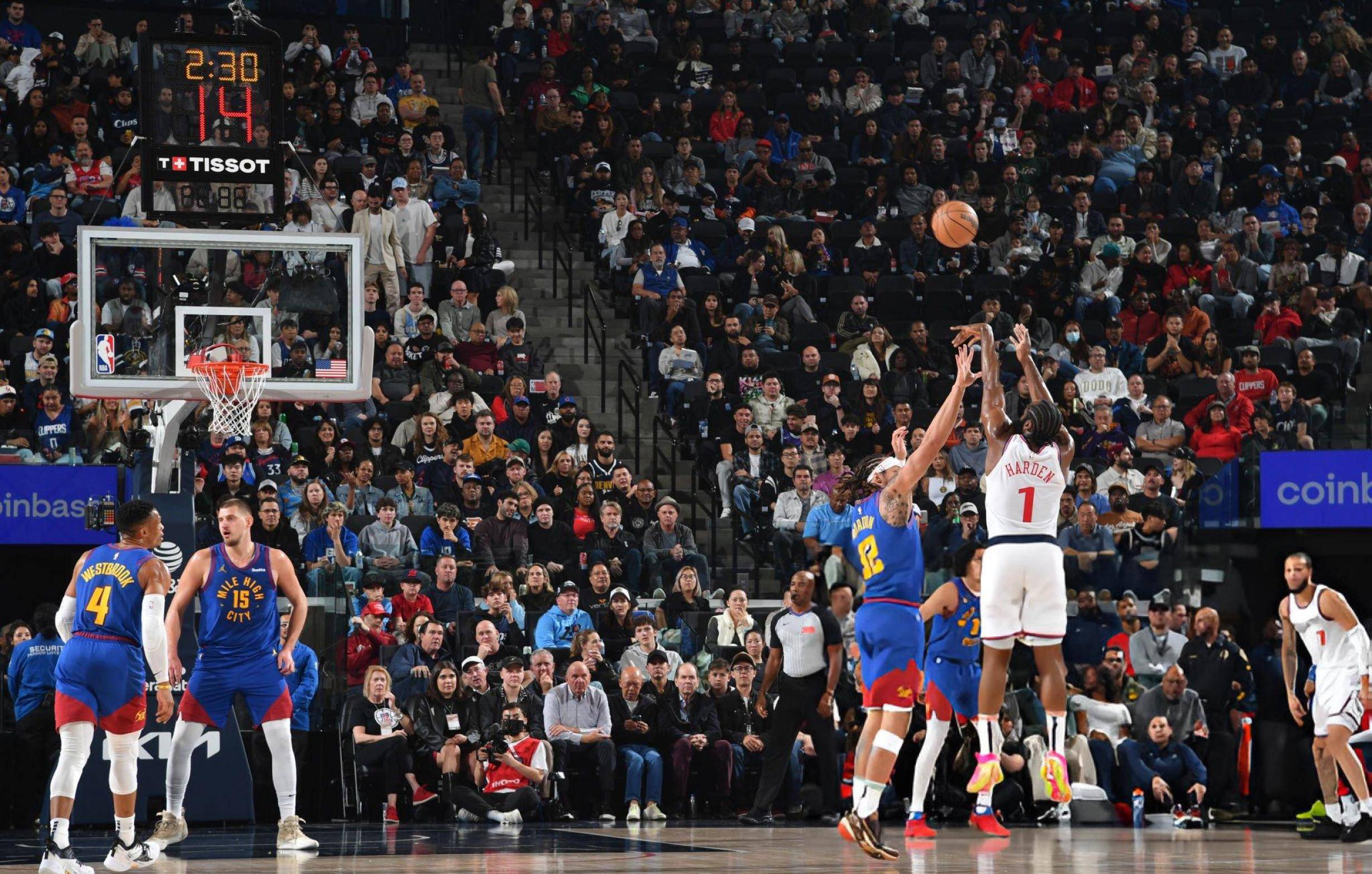 包含里程碑夜迈阿密热火伤情更新，NBA季后赛今夜刷纪录，媒体盛赞，轮换策略成焦点的词条