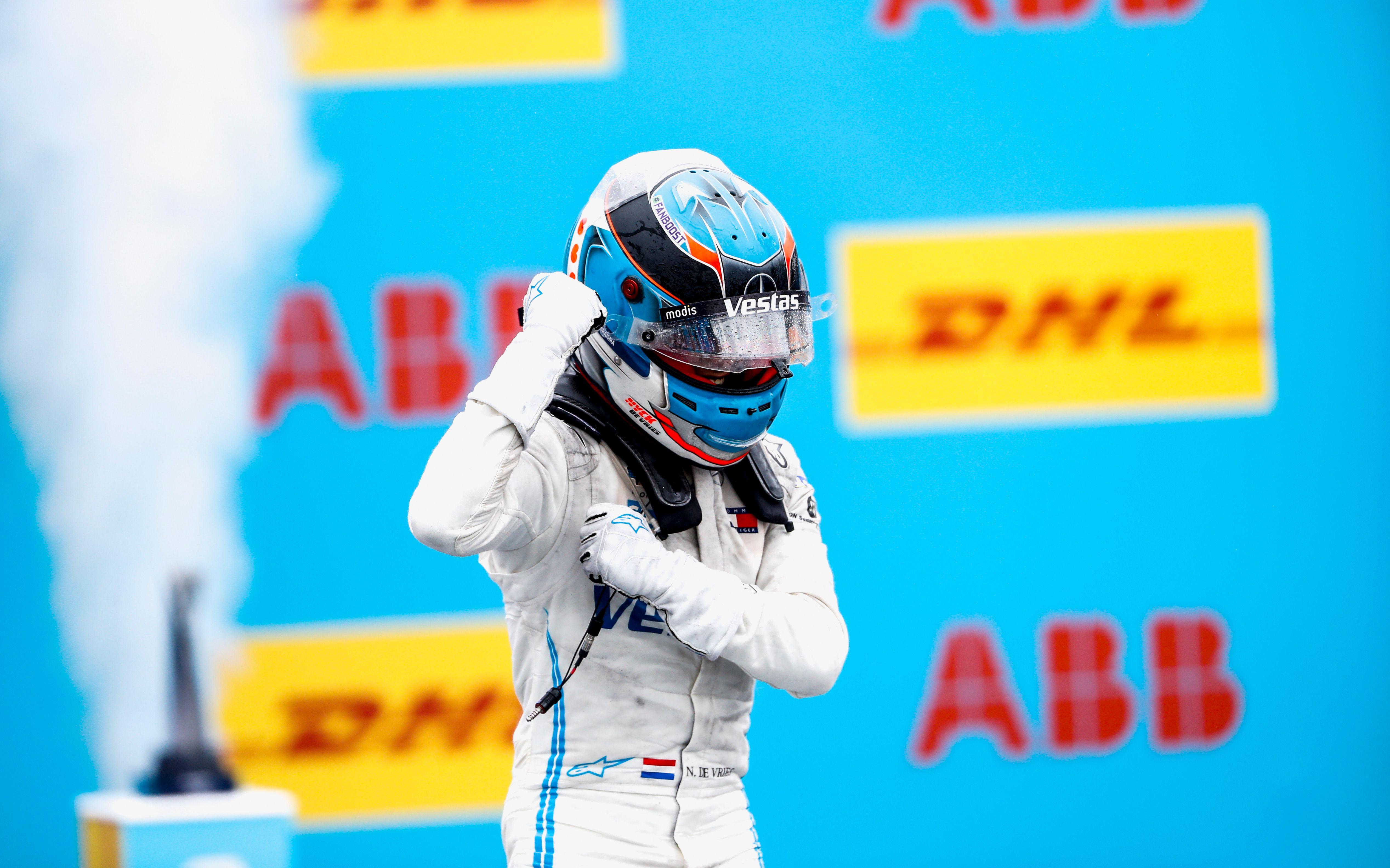 瓦伦西亚发布备战花絮,今夜战术微调,德国杯任务艰巨,轮换策略成焦点 瓦伦西亚发布备战花絮,今夜战术微调,德国杯任务艰巨,轮换策略成焦点